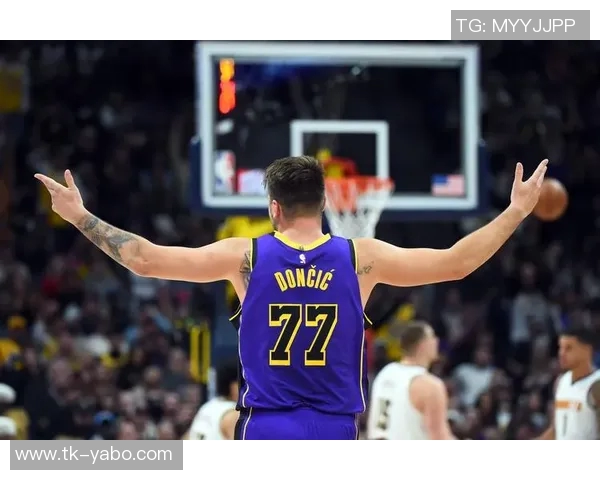 东契奇轻松战胜雷迪克玩匹克球引发笑声让他气坏了真是太有趣了